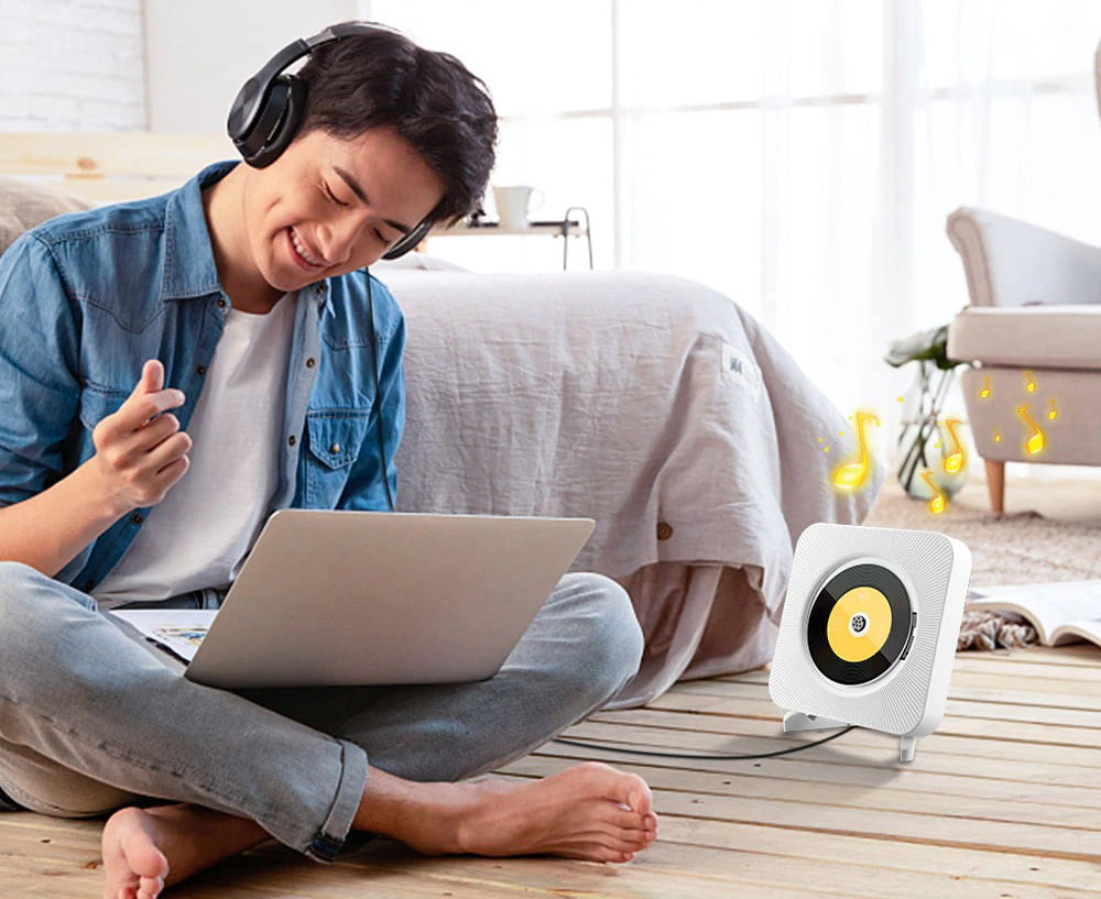 CD-spiller med integrert Bluetooth-høyttaler, vist i bruk på kjøkkenet – Allsidig lydutstyr