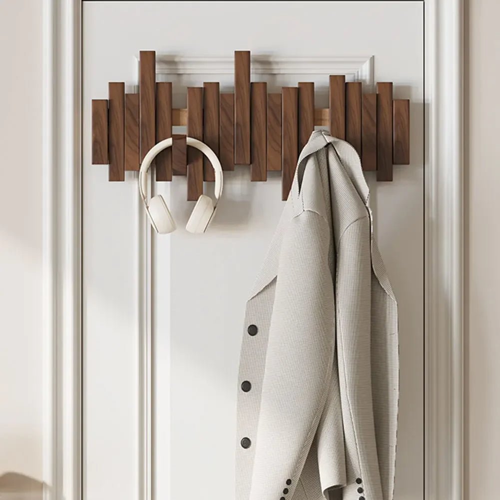 Moderne veggmontert oppbevaringsløsning for klær. Kleshenger med magnetiske kroker for minimalistisk interiør.