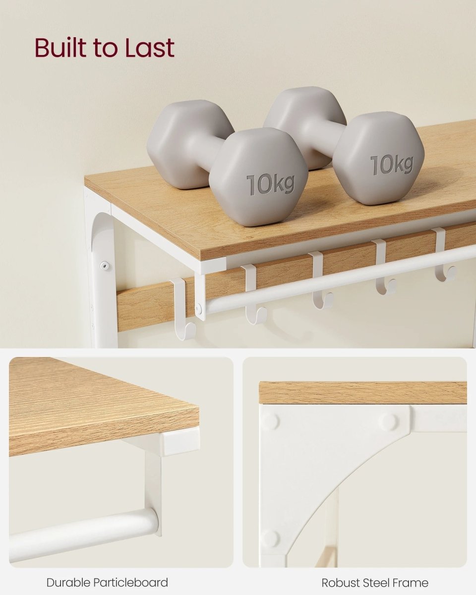 Vegghengt klesstativ med solid hylle for oppbevaring og mange kroker til jakker. Optimal organisering.