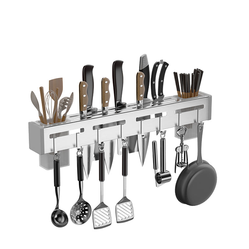 Nærbilde av elegant veggmontert knivholder. Trygt holder ulike kjøkkenkniver for organisert oppbevaring.