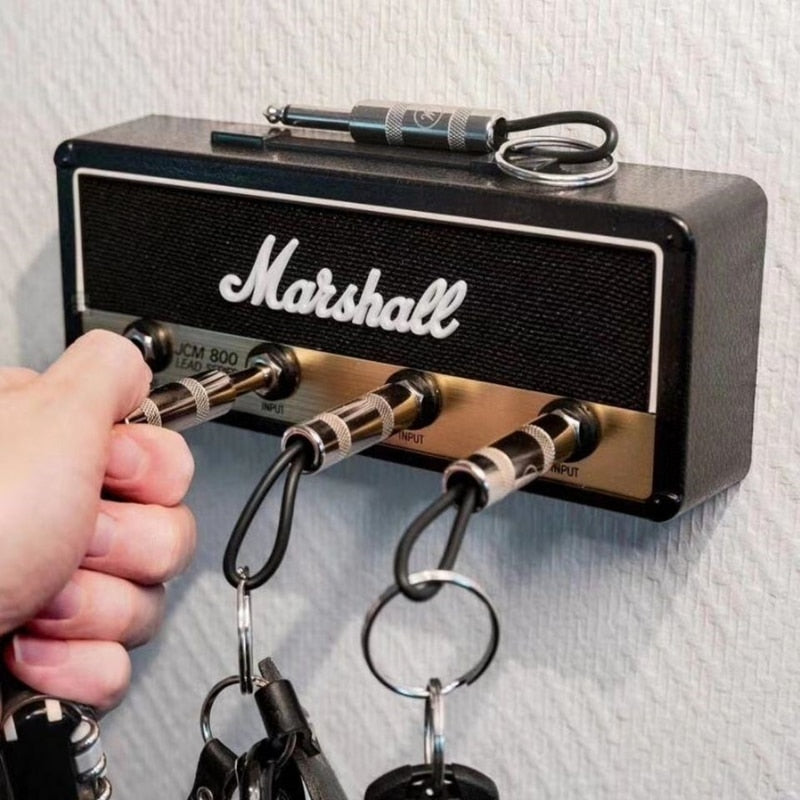 Detaljert bilde av en nøkkelholder i gitarforsterker-stil, med jackinnganger for nøkler, unik veggdekor.