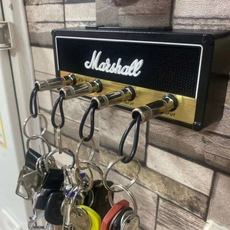 Musikkelskerens drøm: Gitarforsterker-nøkkelholder festet på en vegg, praktisk og stilig gadget.