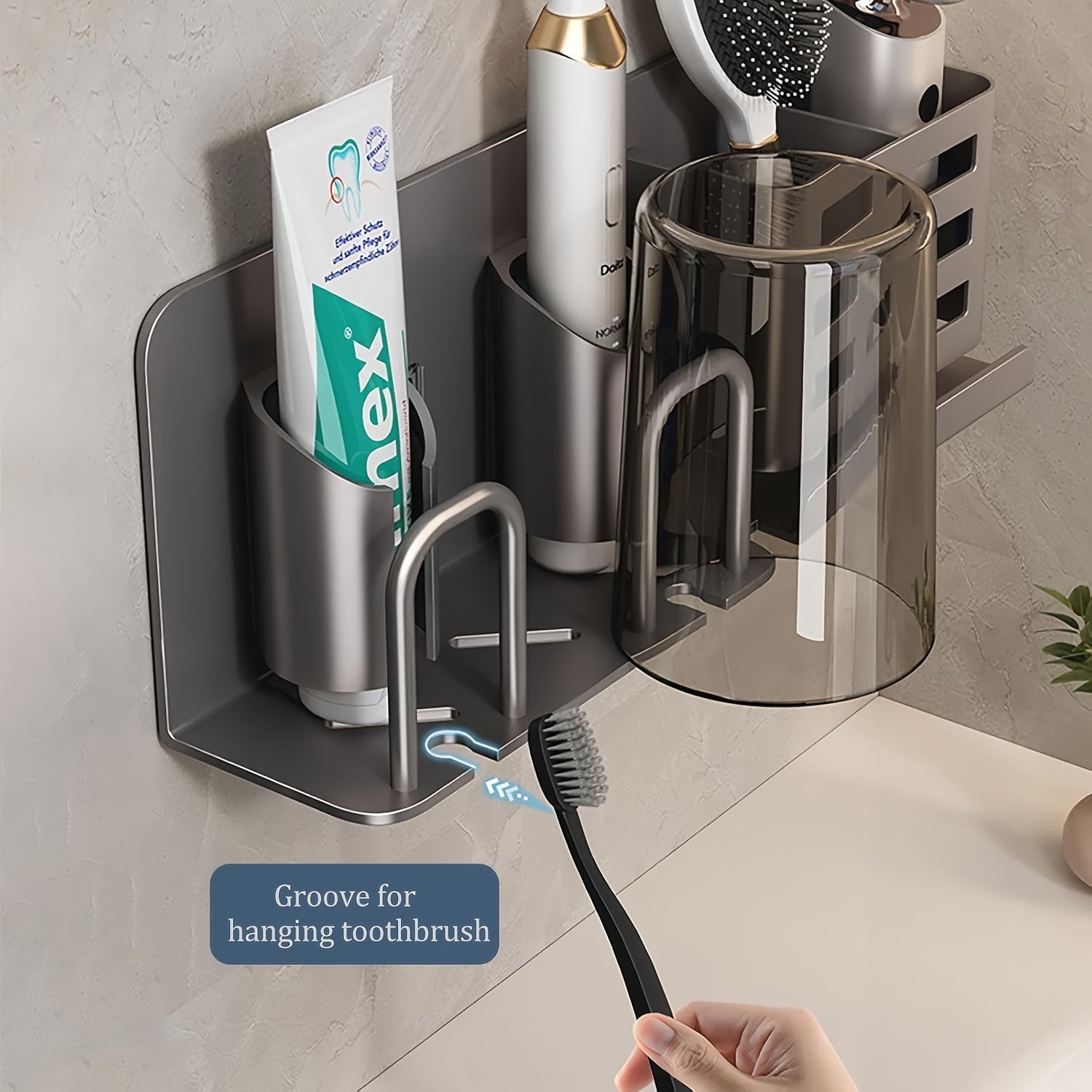 Praktisk veggmontert tannbørsteholder for enkel installasjon. Organiserer badet og skaper et hygienisk miljø.