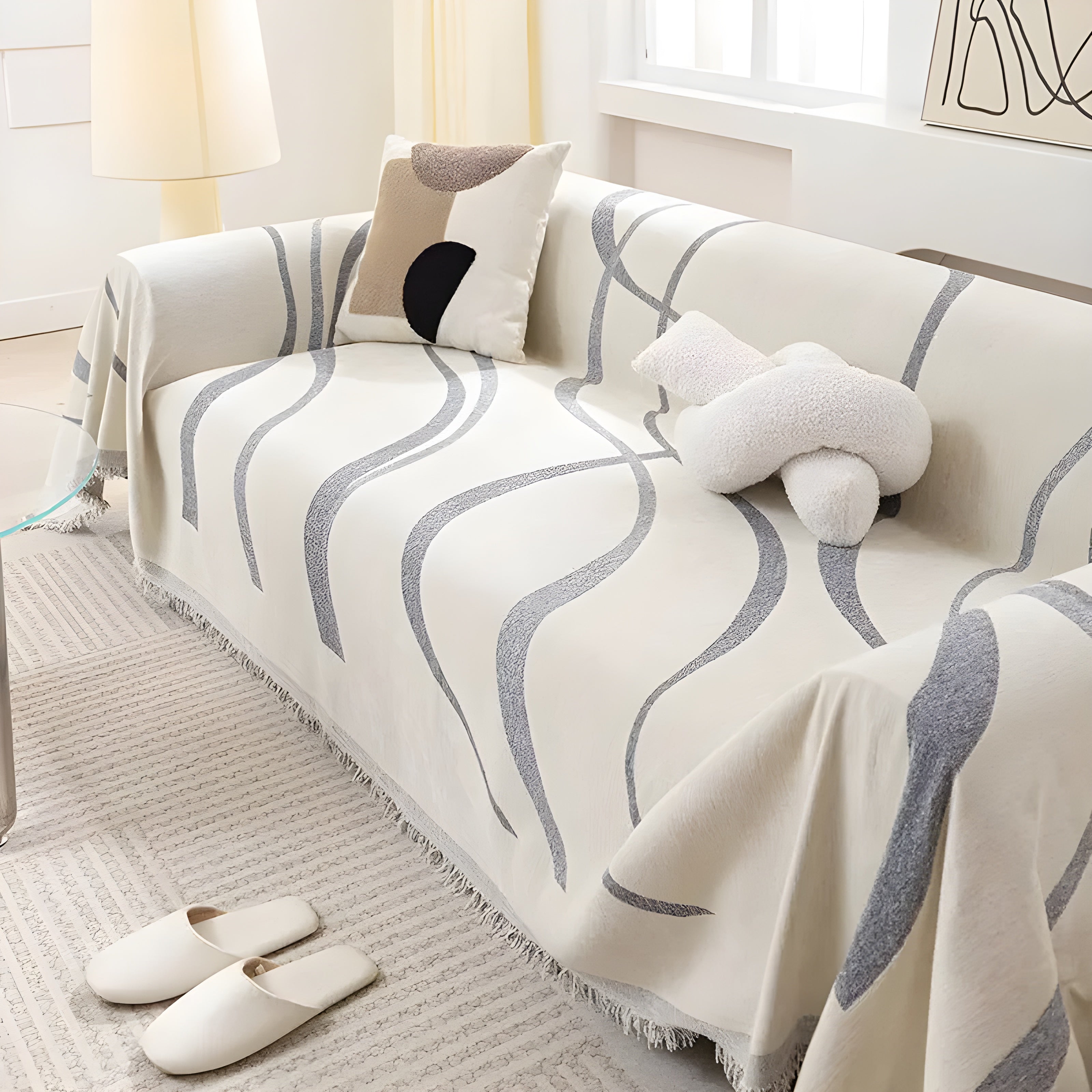 Vendbar sofakast i chenille for stuen. Grå/khaki pledd gir komfort og beskytter møbler med trendy design.
