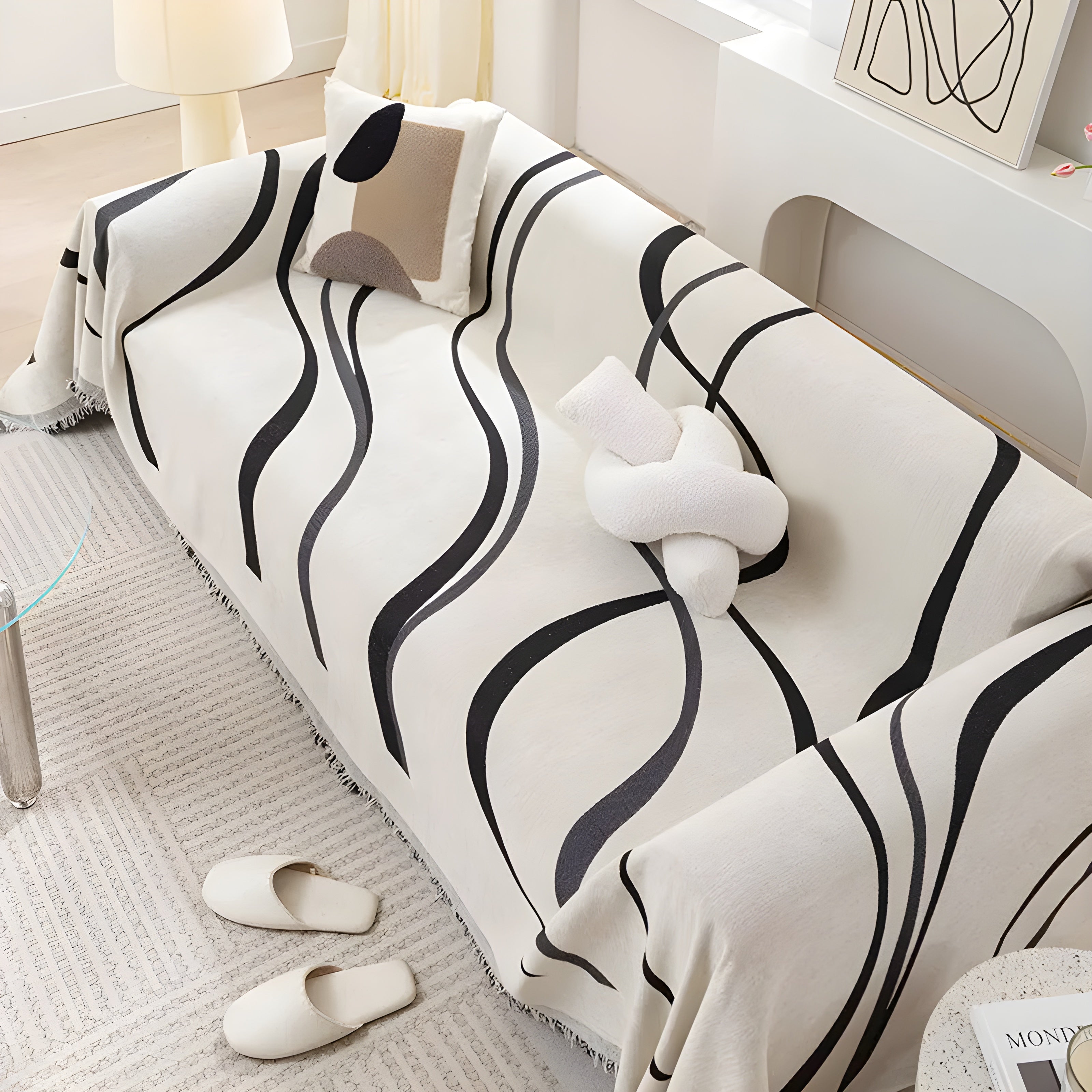 Stilig vendbar sofakast i chenille på sofaen, beskytter møbler og fornyer stueinteriøret med trendy look.