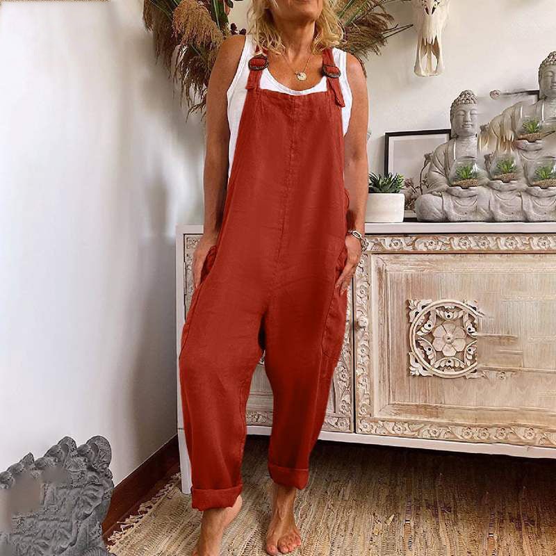 "Vidde-leg jumpsuit for dame i bomull og lin, med justerbar spenne og praktiske lommer, ideell for vår- og sommerbruk."