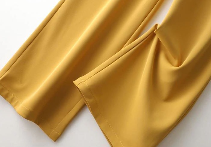 Vide damebukser med løse ben i grå, ideell for avslappet eleganse og bevegelsesfrihet.