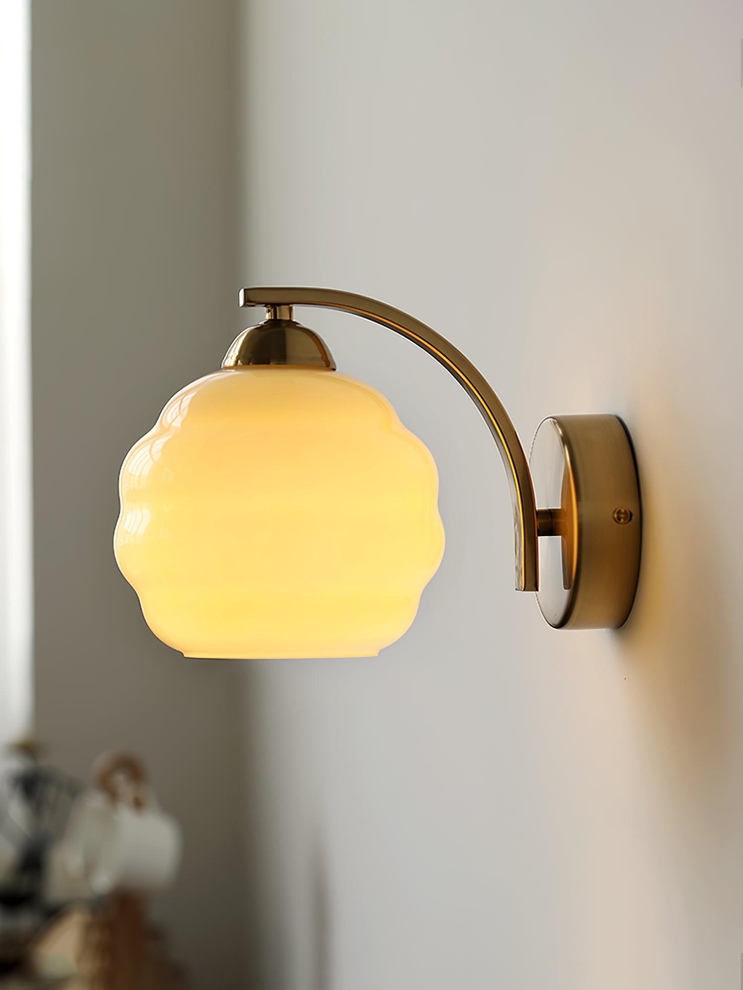 "Vintage Art Deco vegglampe i hvitt glass, kurvede konturer, tilgjengelig i gull og krom, elegant for moderne interiør."