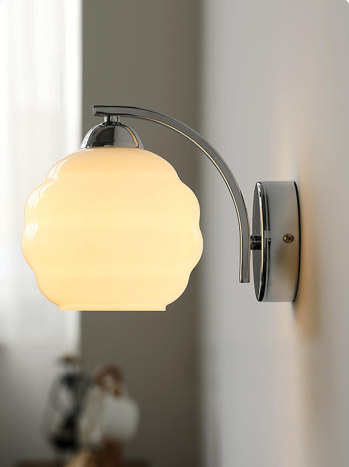 "Vintage Art Deco vegglampe i hvitt glass, kurvede konturer, tilgjengelig i gull og krom, elegant for moderne interiør."