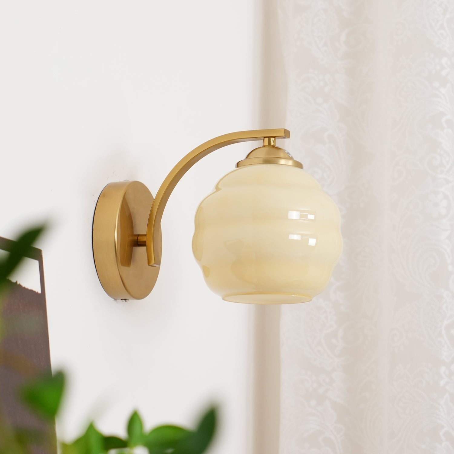"Vintage Art Deco vegglampe i hvitt glass, kurvede konturer, tilgjengelig i gull og krom, elegant for moderne interiør."