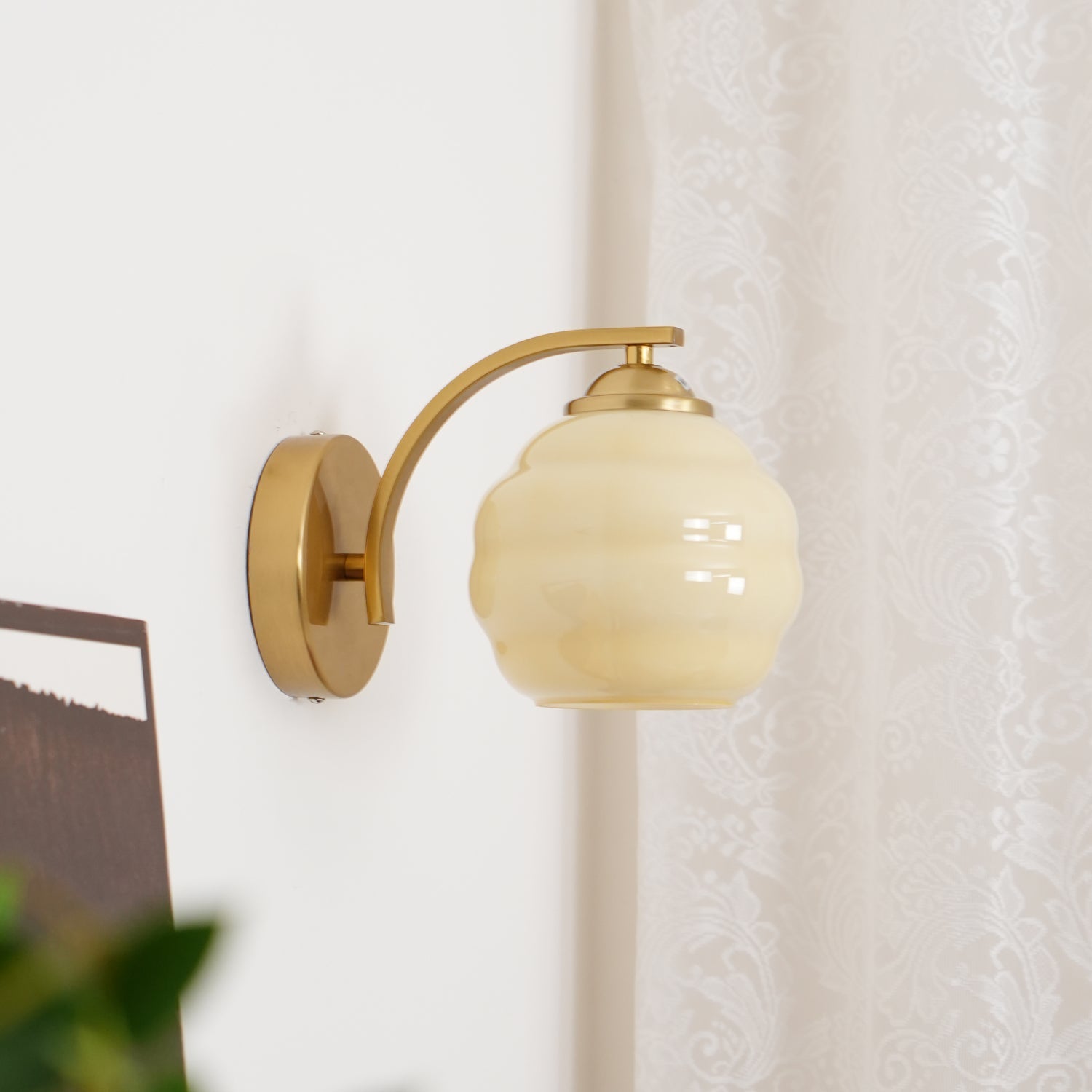 "Vintage Art Deco vegglampe i hvitt glass, kurvede konturer, tilgjengelig i gull og krom, elegant for moderne interiør."