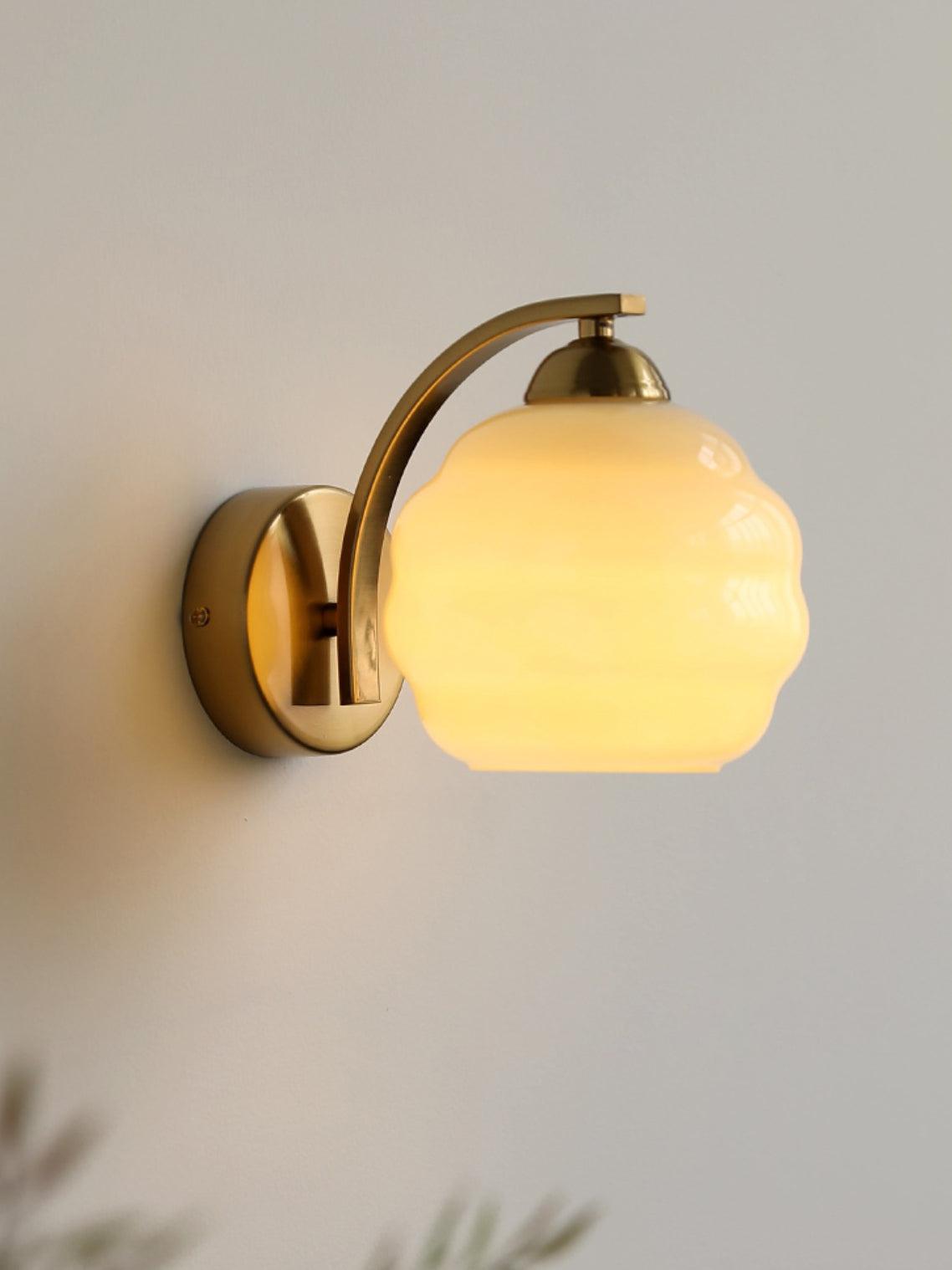 "Vintage Art Deco vegglampe i hvitt glass, kurvede konturer, tilgjengelig i gull og krom, elegant for moderne interiør."