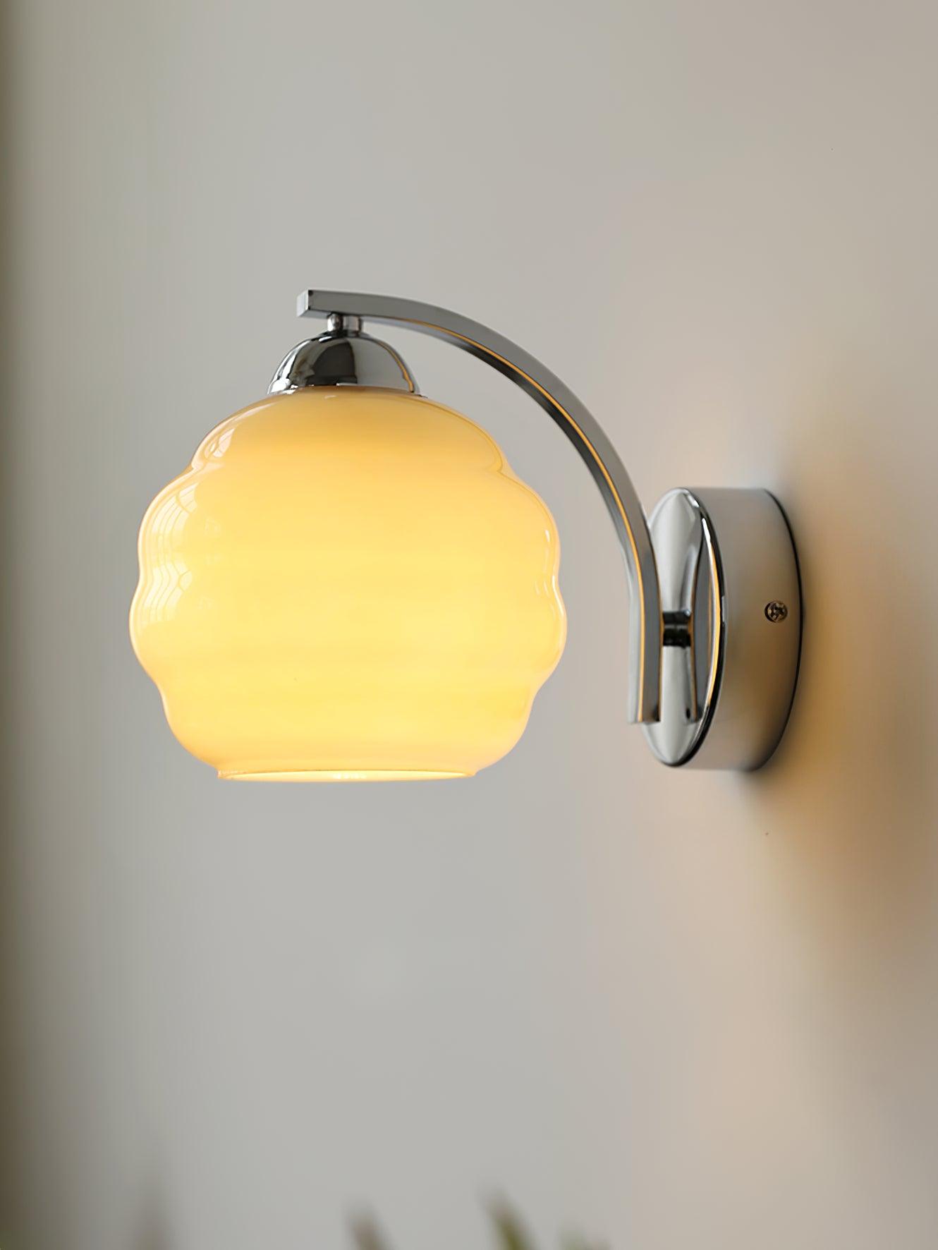 "Vintage Art Deco vegglampe i hvitt glass, kurvede konturer, tilgjengelig i gull og krom, elegant for moderne interiør."