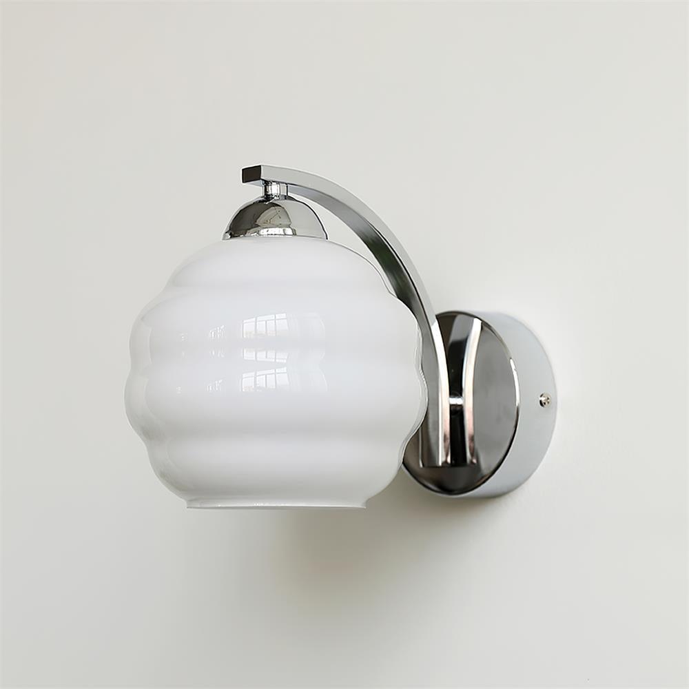 "Vintage Art Deco vegglampe i hvitt glass, kurvede konturer, tilgjengelig i gull og krom, elegant for moderne interiør."