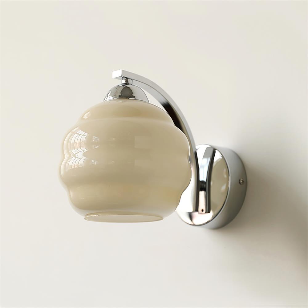 "Vintage Art Deco vegglampe i hvitt glass, kurvede konturer, tilgjengelig i gull og krom, elegant for moderne interiør."