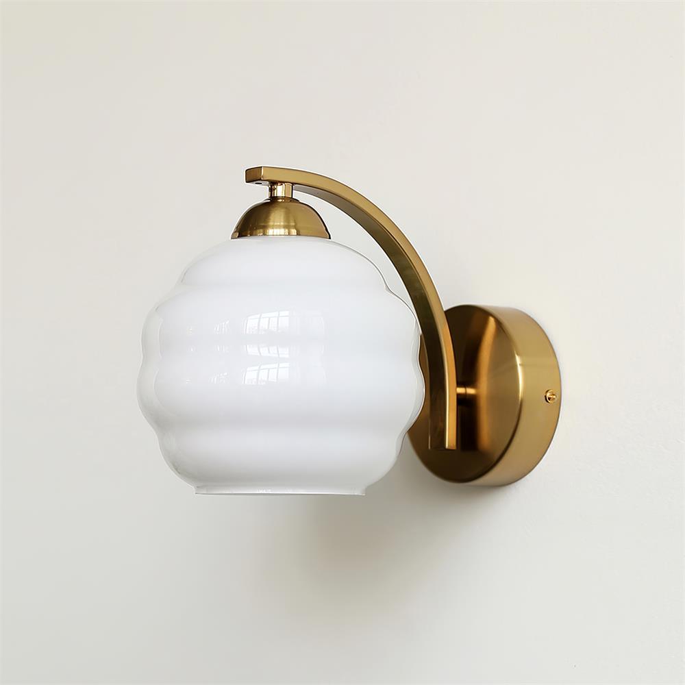"Vintage Art Deco vegglampe i hvitt glass, kurvede konturer, tilgjengelig i gull og krom, elegant for moderne interiør."