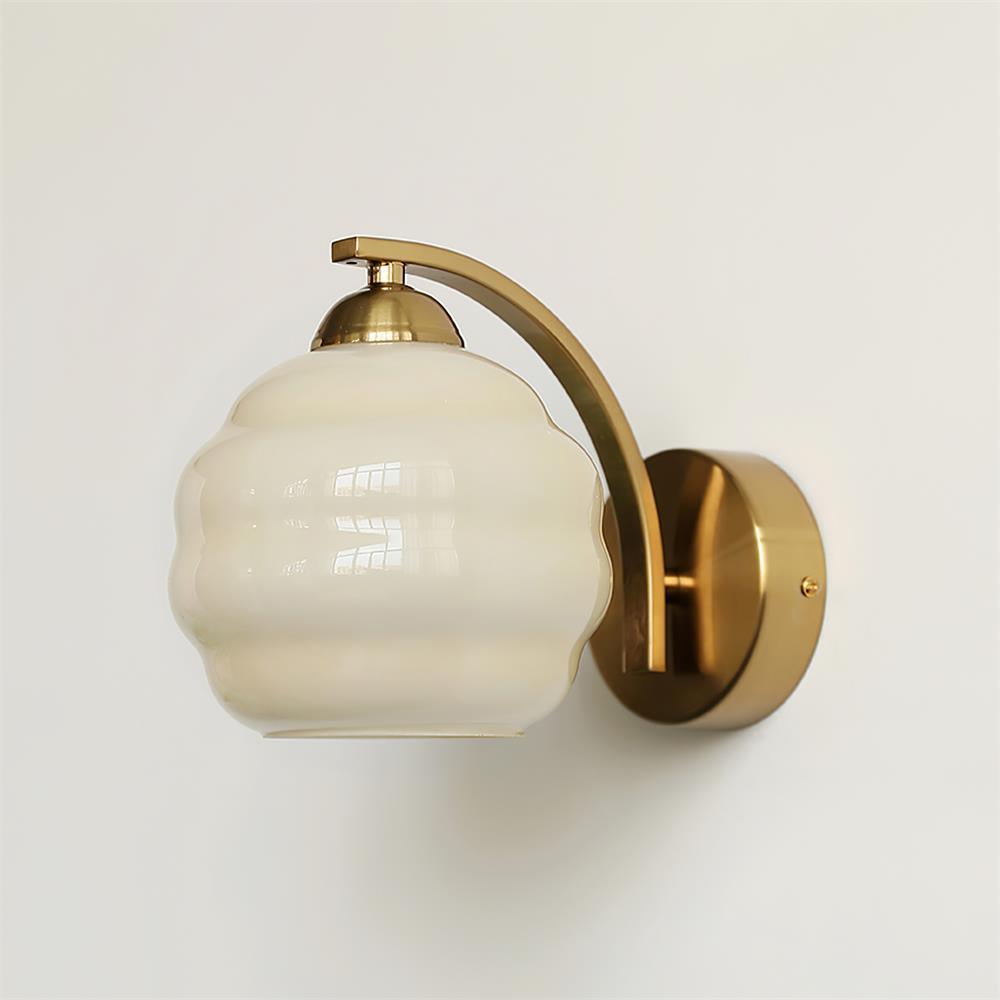 "Vintage Art Deco vegglampe i hvitt glass, kurvede konturer, tilgjengelig i gull og krom, elegant for moderne interiør."