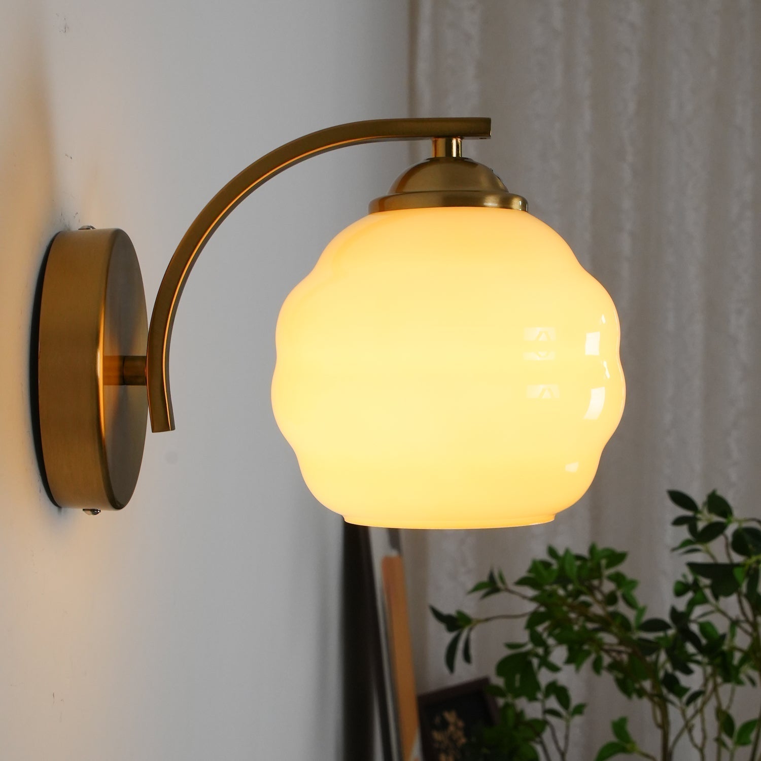 "Vintage Art Deco vegglampe i hvitt glass, kurvede konturer, tilgjengelig i gull og krom, elegant for moderne interiør."