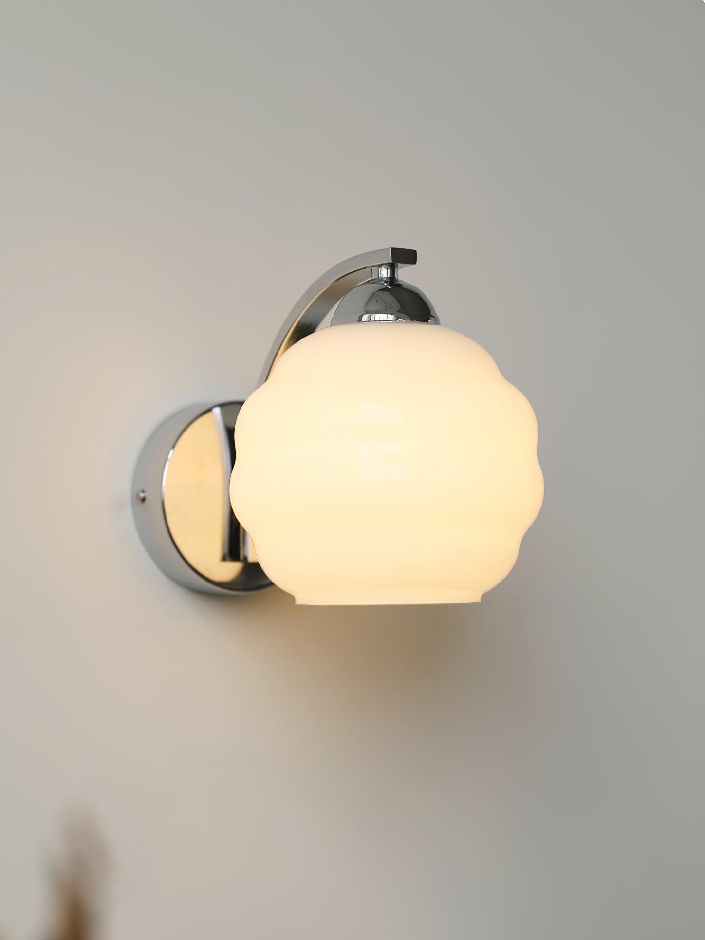 "Vintage Art Deco vegglampe i hvitt glass, kurvede konturer, tilgjengelig i gull og krom, elegant for moderne interiør."