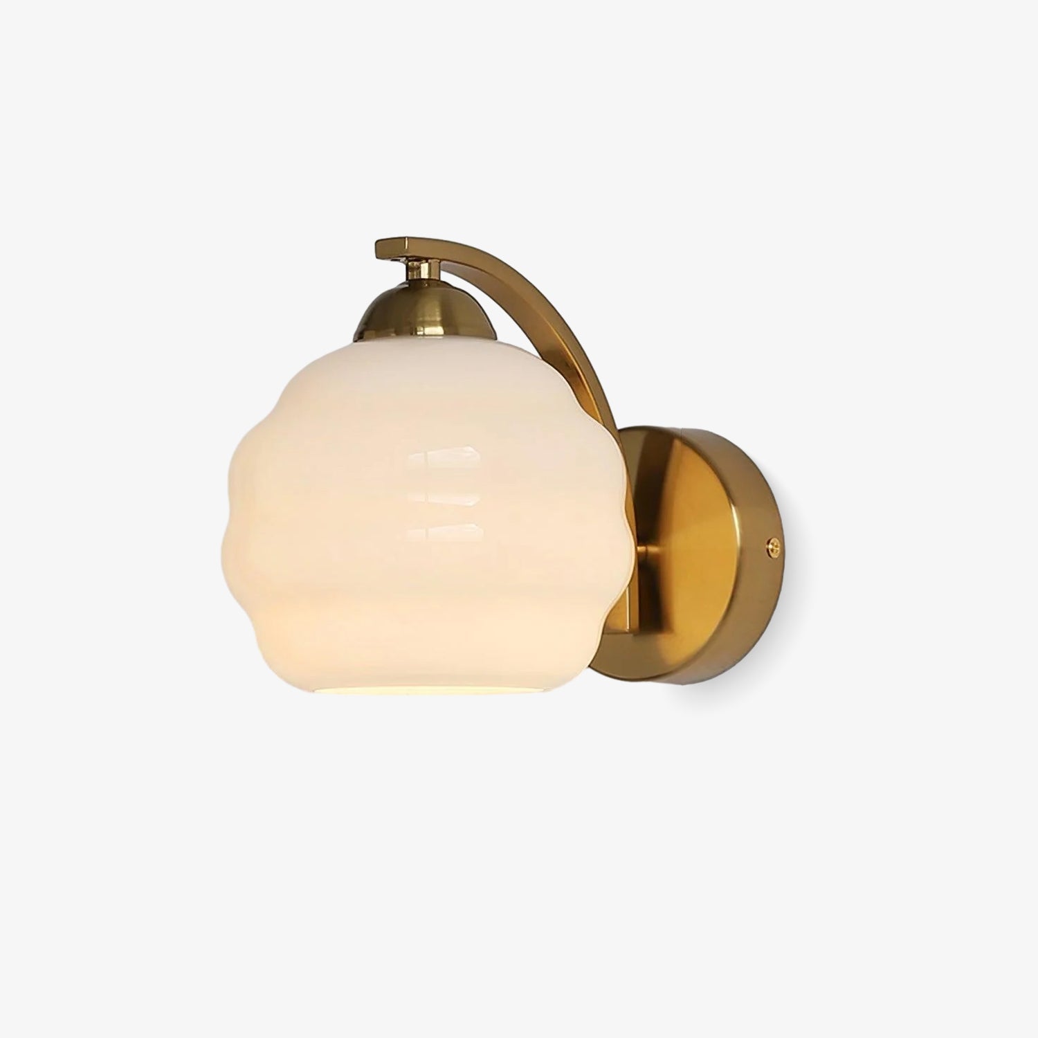"Vintage Art Deco vegglampe i hvitt glass, kurvede konturer, tilgjengelig i gull og krom, elegant for moderne interiør."