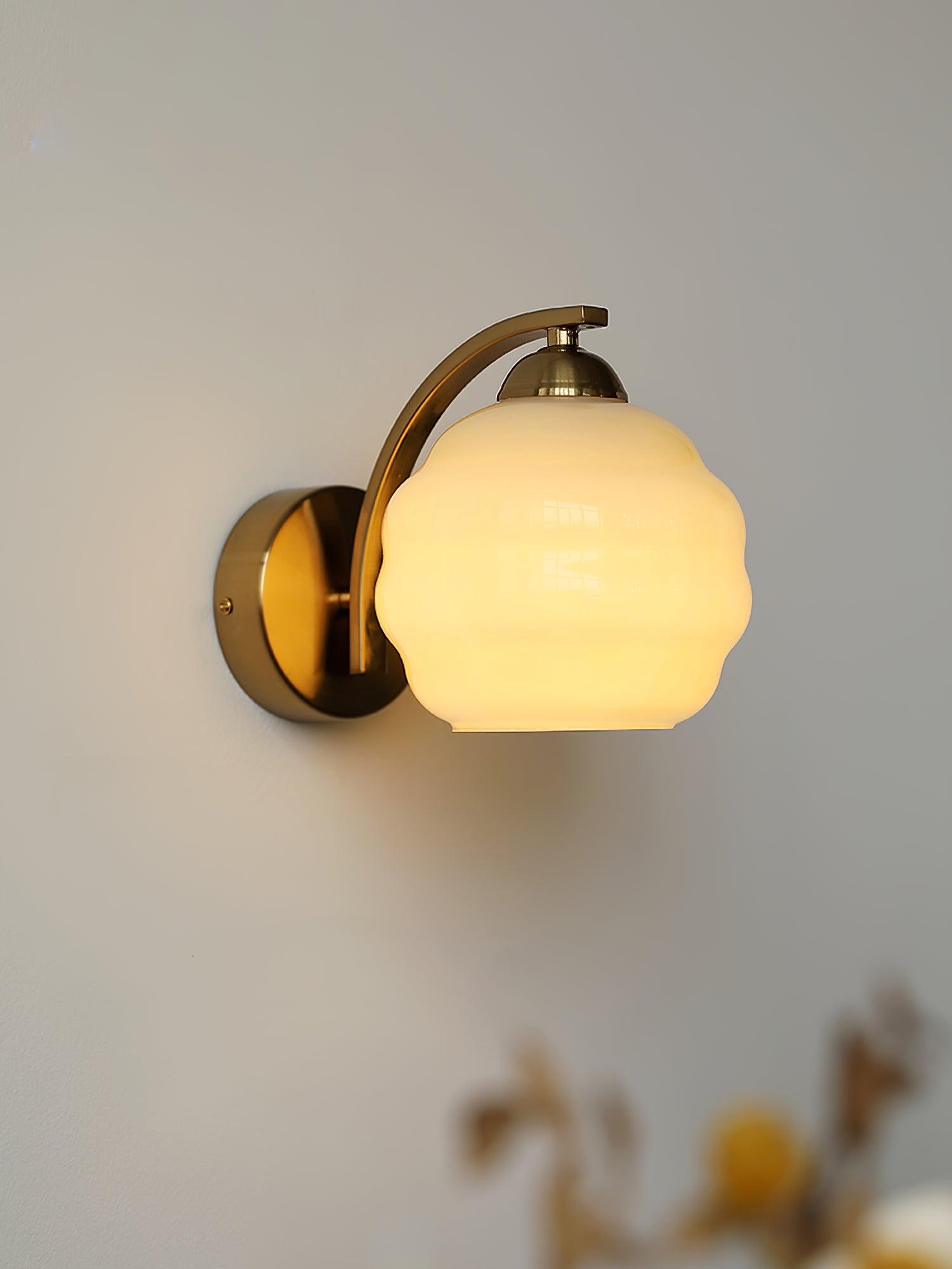 "Vintage Art Deco vegglampe i hvitt glass, kurvede konturer, tilgjengelig i gull og krom, elegant for moderne interiør."