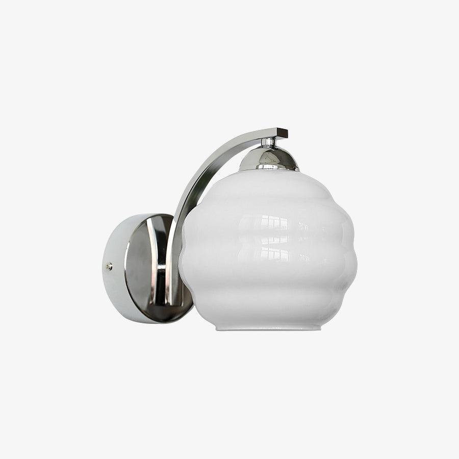 "Vintage Art Deco vegglampe i hvitt glass, kurvede konturer, tilgjengelig i gull og krom, elegant for moderne interiør."