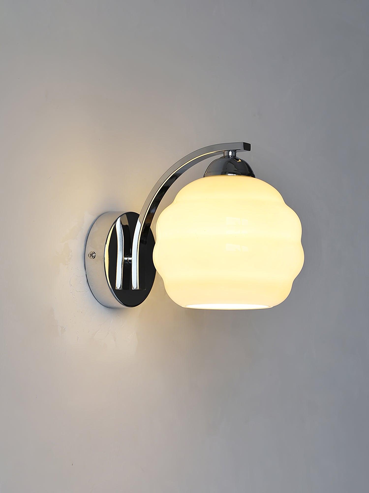 "Vintage Art Deco vegglampe i hvitt glass, kurvede konturer, tilgjengelig i gull og krom, elegant for moderne interiør."