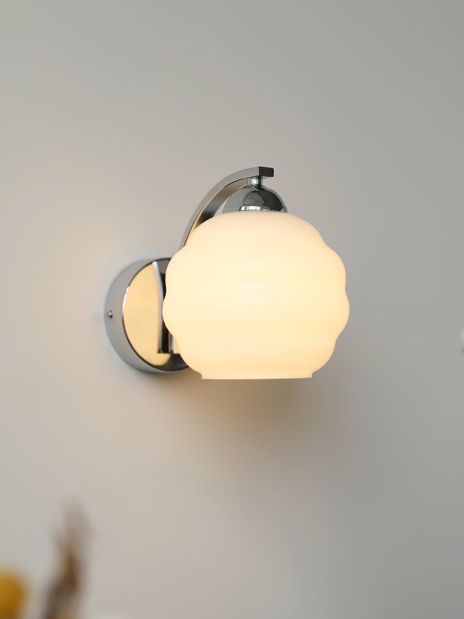 "Vintage Art Deco vegglampe i hvitt glass, kurvede konturer, tilgjengelig i gull og krom, elegant for moderne interiør."