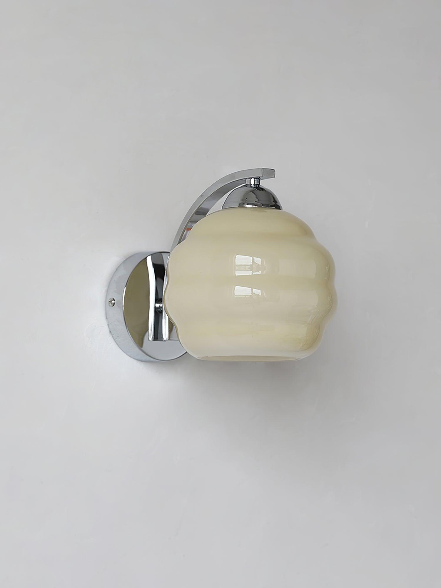 "Vintage Art Deco vegglampe i hvitt glass, kurvede konturer, tilgjengelig i gull og krom, elegant for moderne interiør."