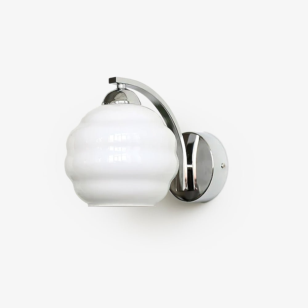 "Vintage Art Deco vegglampe i hvitt glass, kurvede konturer, tilgjengelig i gull og krom, elegant for moderne interiør."