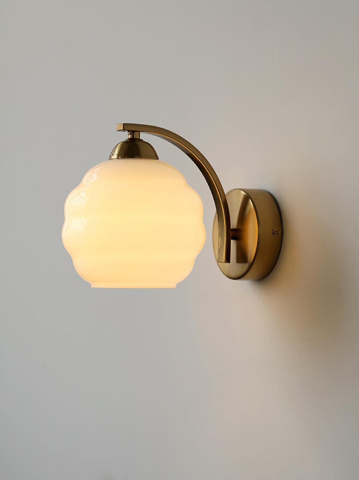 "Vintage Art Deco vegglampe i hvitt glass, kurvede konturer, tilgjengelig i gull og krom, elegant for moderne interiør."