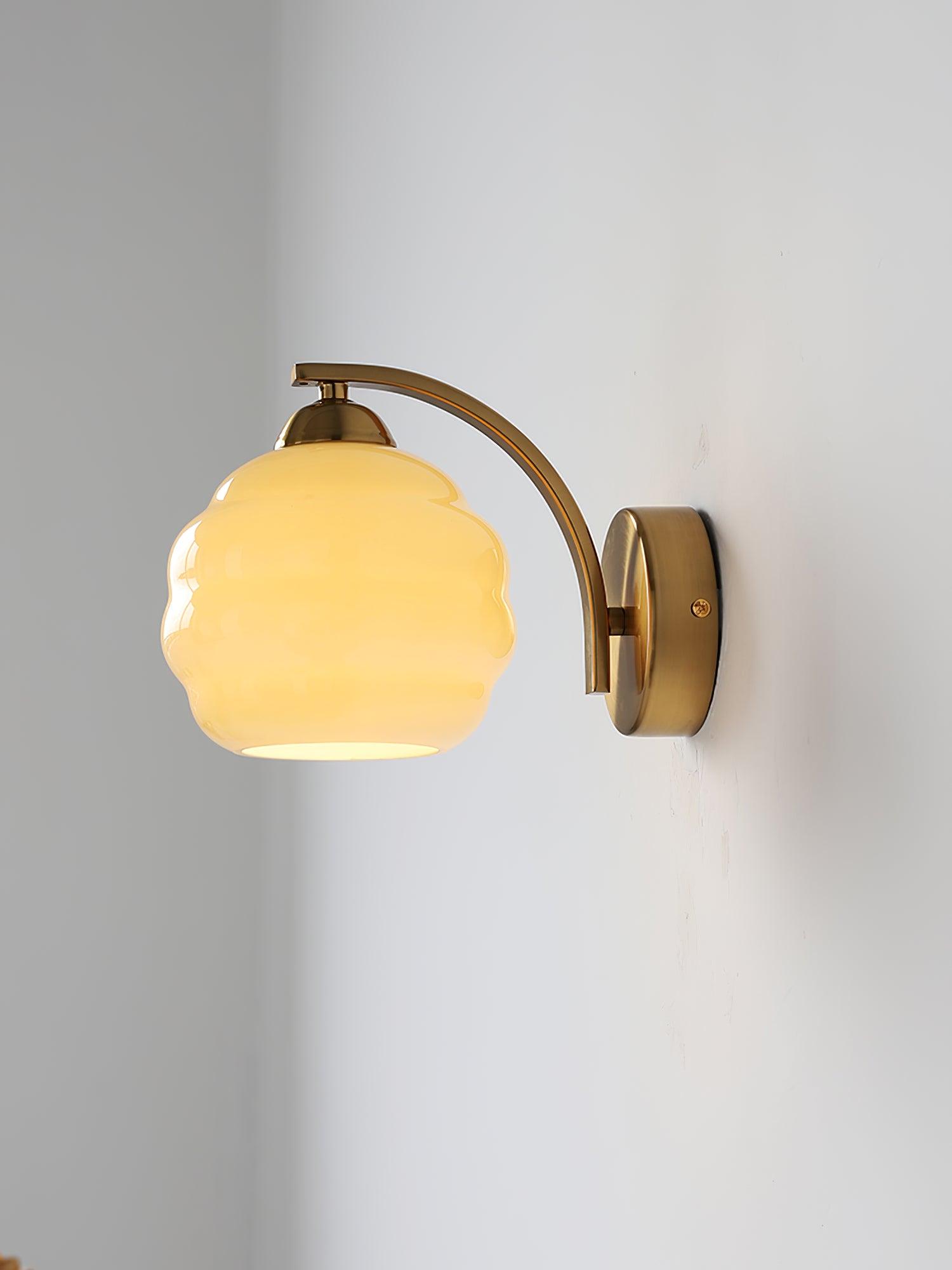 "Vintage Art Deco vegglampe i hvitt glass, kurvede konturer, tilgjengelig i gull og krom, elegant for moderne interiør."