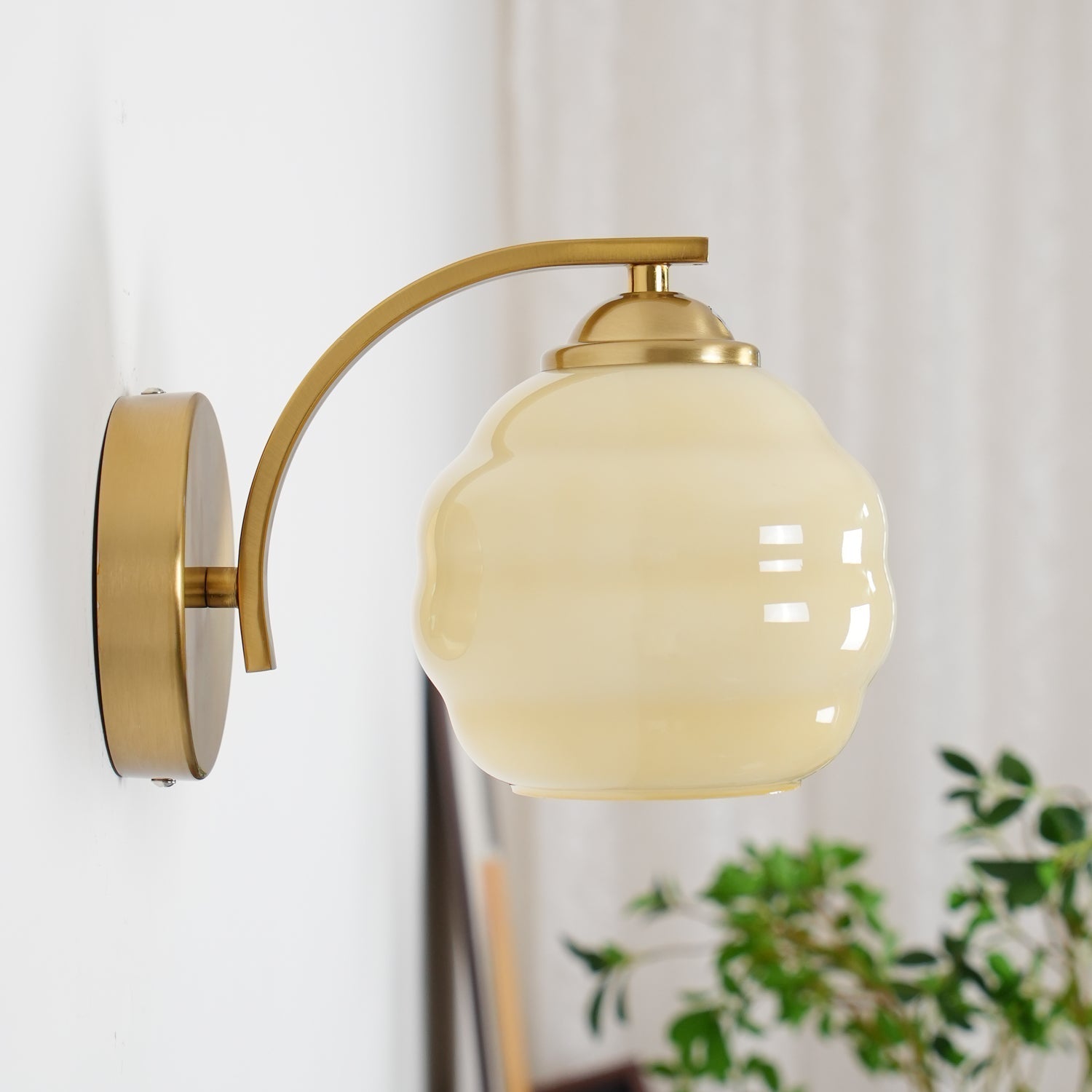 "Vintage Art Deco vegglampe i hvitt glass, kurvede konturer, tilgjengelig i gull og krom, elegant for moderne interiør."
