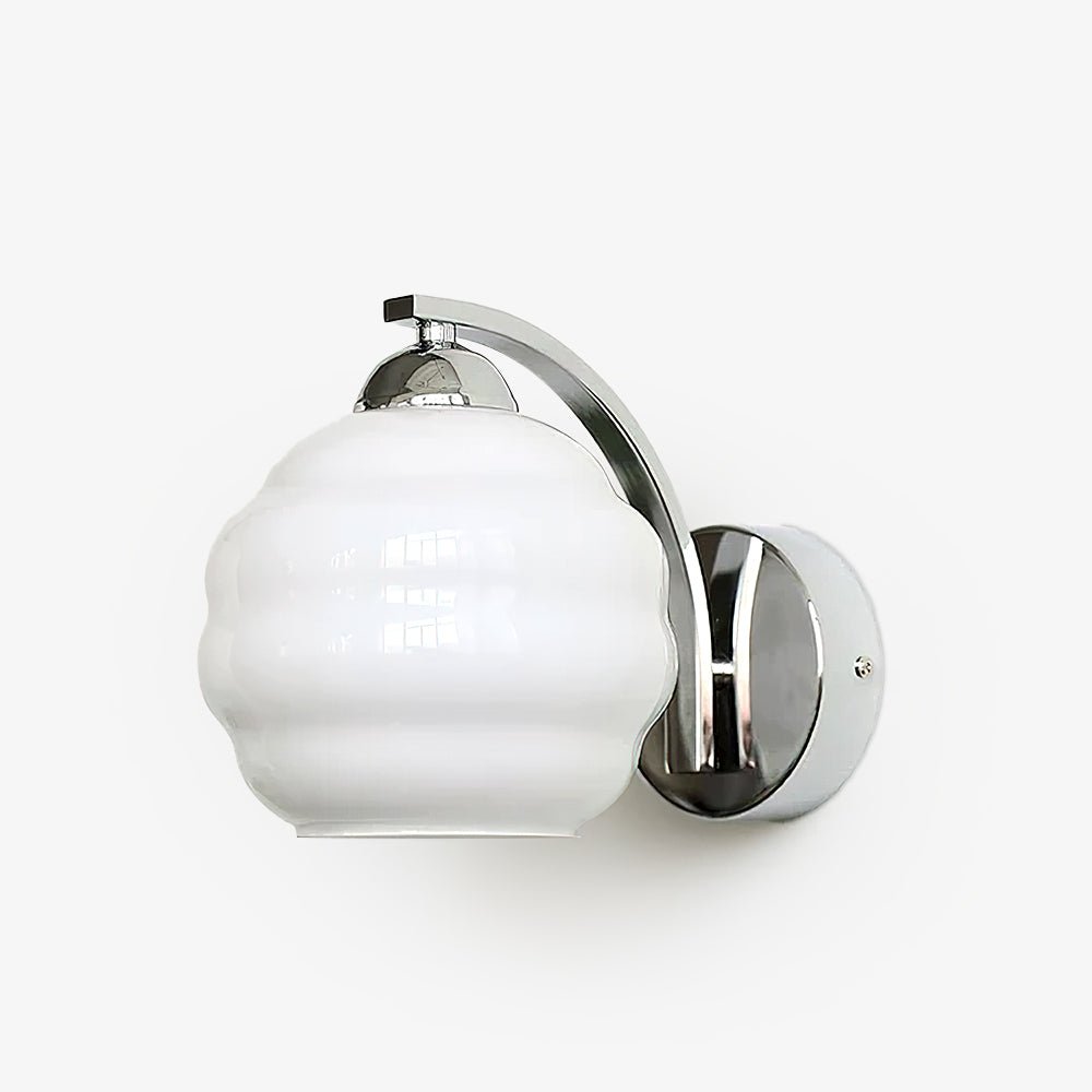 "Vintage Art Deco vegglampe i hvitt glass, kurvede konturer, tilgjengelig i gull og krom, elegant for moderne interiør."