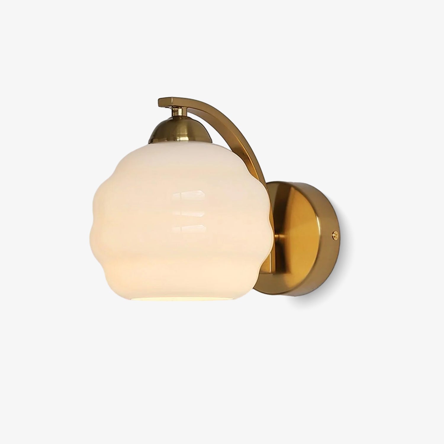 "Vintage Art Deco vegglampe i hvitt glass, kurvede konturer, tilgjengelig i gull og krom, elegant for moderne interiør."