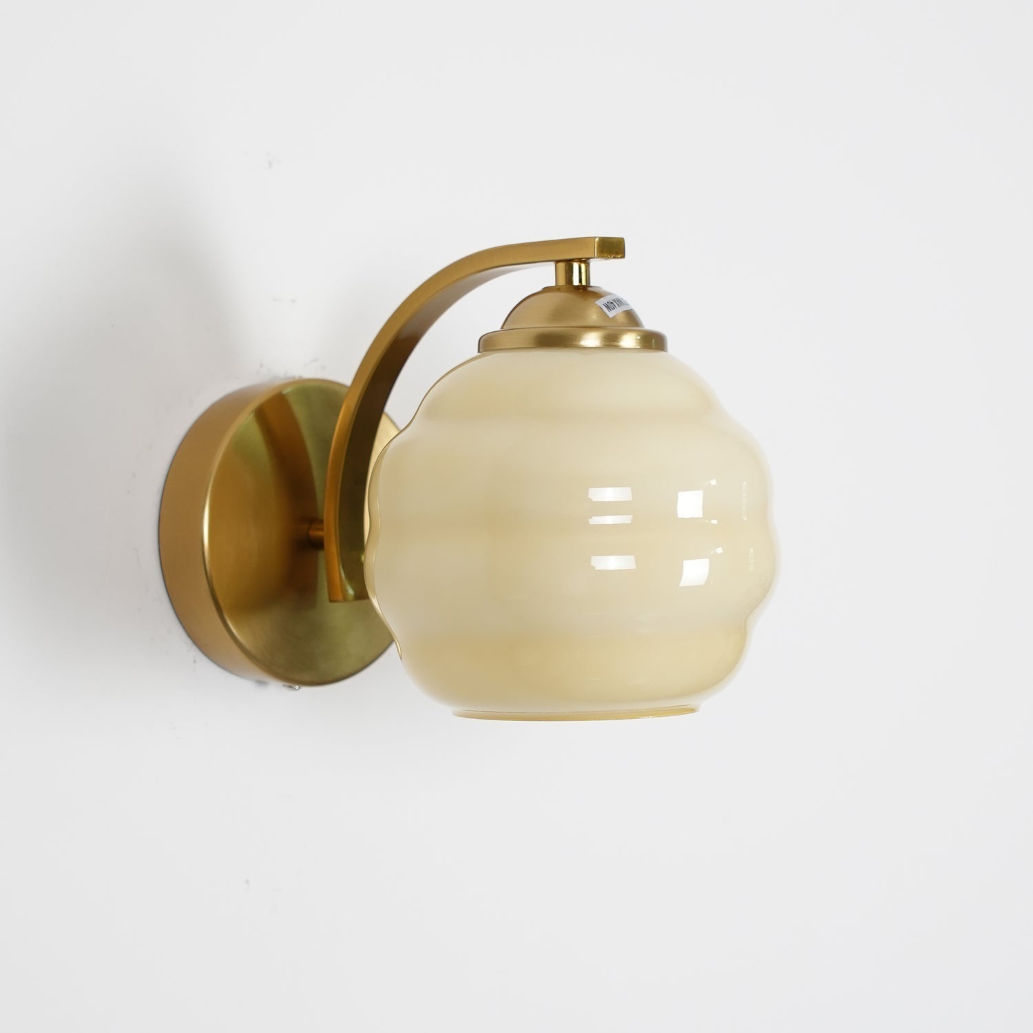 "Vintage Art Deco vegglampe i hvitt glass, kurvede konturer, tilgjengelig i gull og krom, elegant for moderne interiør."