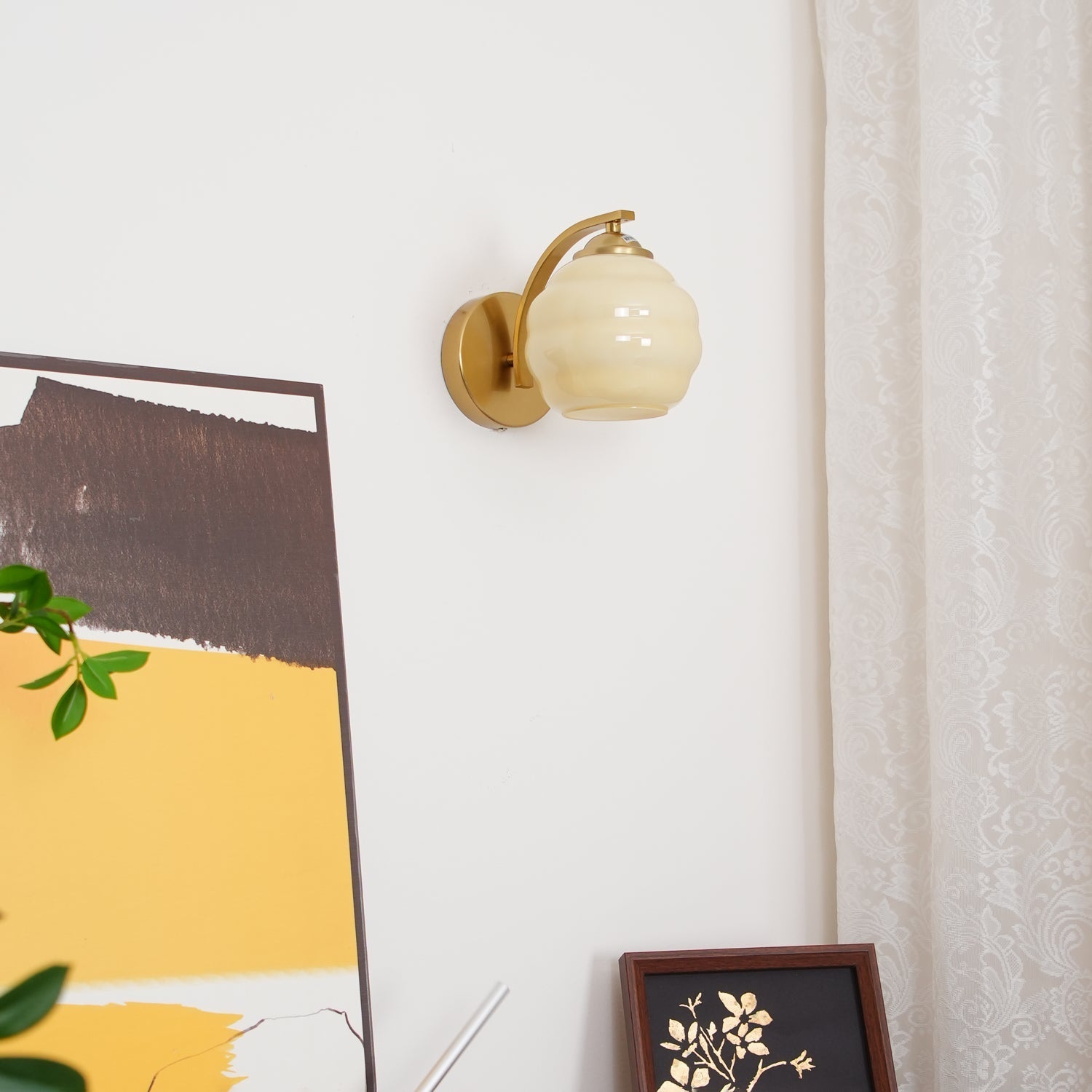 "Vintage Art Deco vegglampe i hvitt glass, kurvede konturer, tilgjengelig i gull og krom, elegant for moderne interiør."