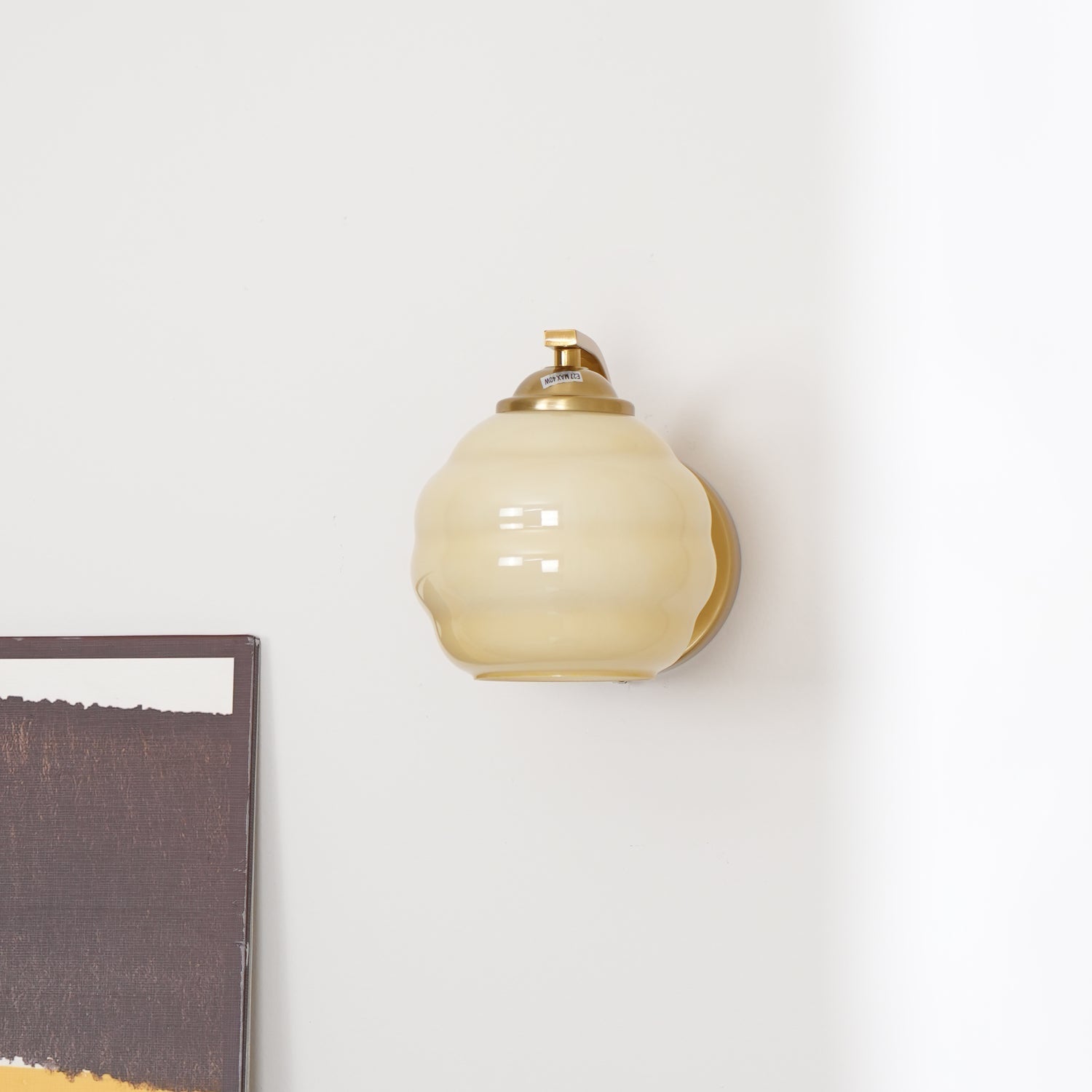 "Vintage Art Deco vegglampe i hvitt glass, kurvede konturer, tilgjengelig i gull og krom, elegant for moderne interiør."