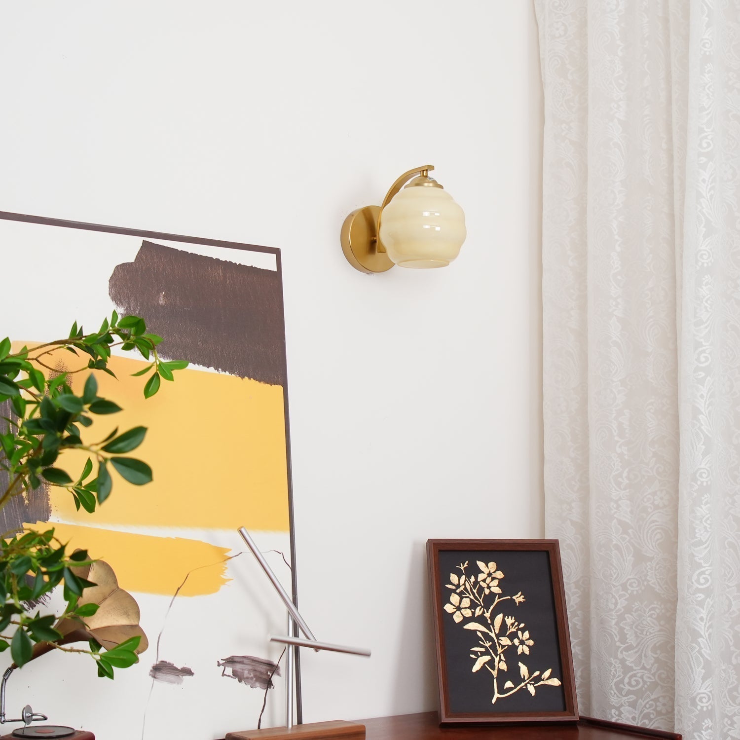 "Vintage Art Deco vegglampe i hvitt glass, kurvede konturer, tilgjengelig i gull og krom, elegant for moderne interiør."