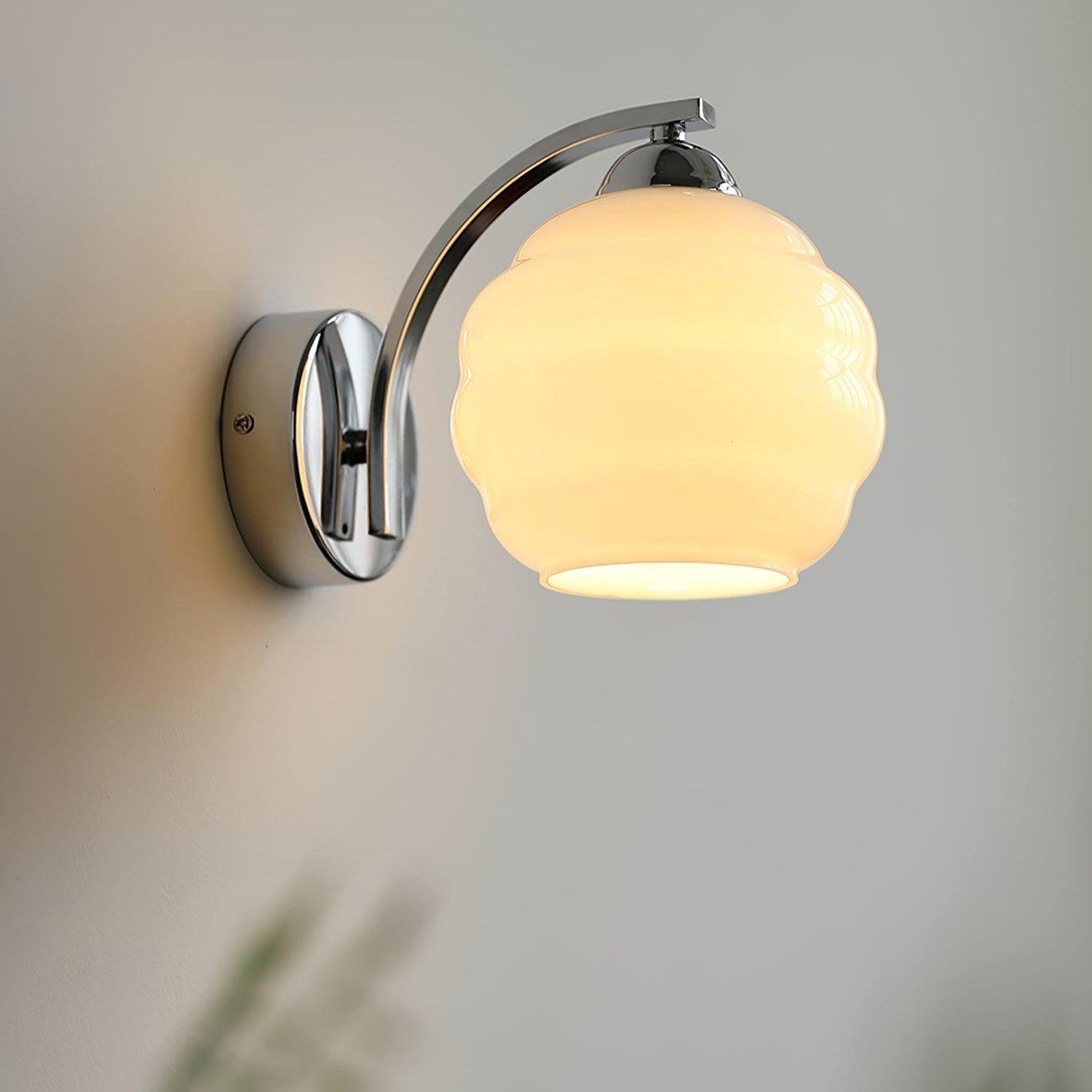"Vintage Art Deco vegglampe i hvitt glass, kurvede konturer, tilgjengelig i gull og krom, elegant for moderne interiør."