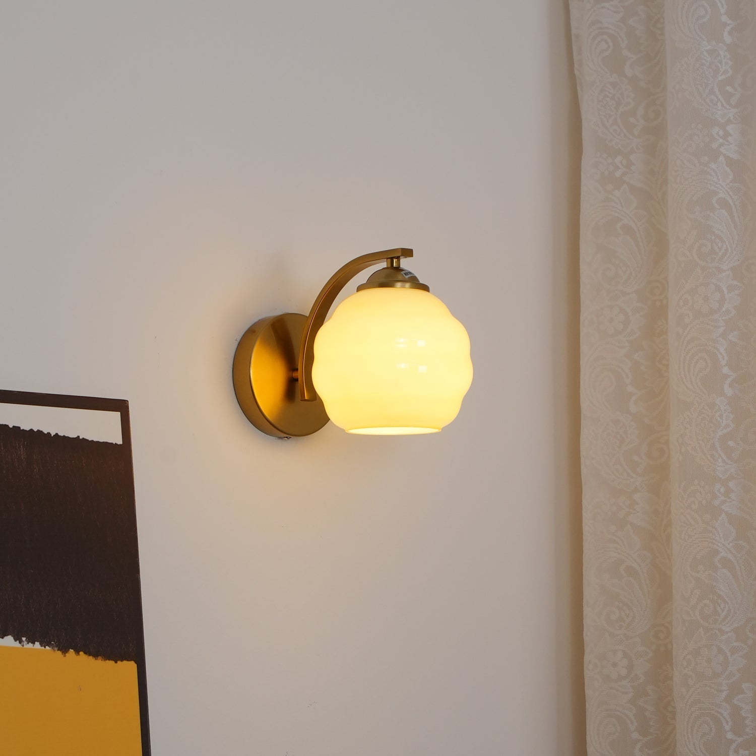"Vintage Art Deco vegglampe i hvitt glass, kurvede konturer, tilgjengelig i gull og krom, elegant for moderne interiør."
