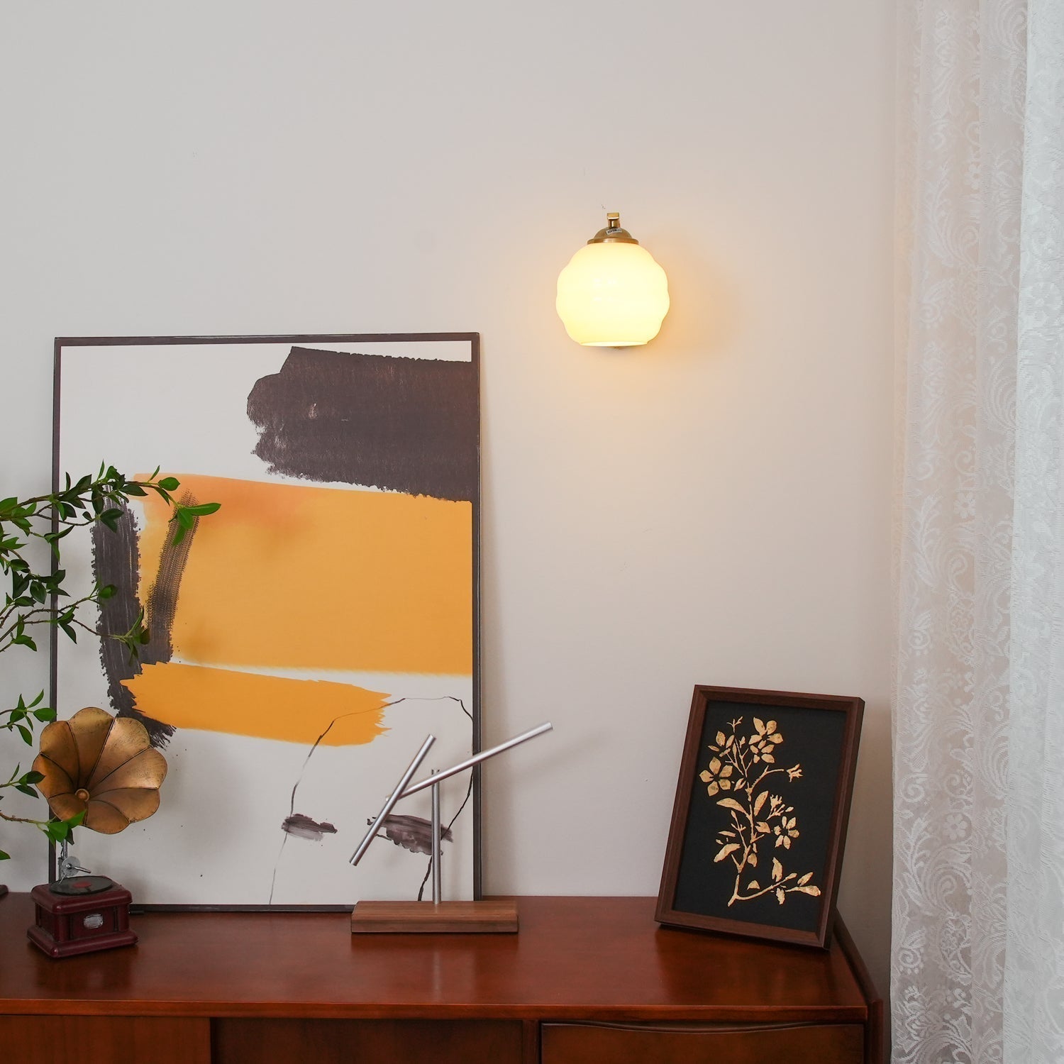 "Vintage Art Deco vegglampe i hvitt glass, kurvede konturer, tilgjengelig i gull og krom, elegant for moderne interiør."