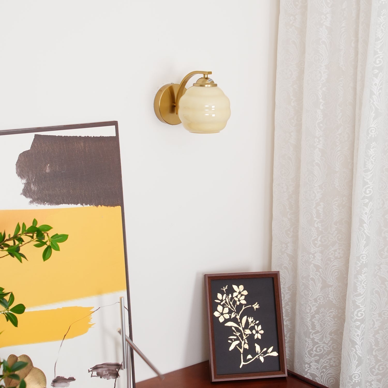 "Vintage Art Deco vegglampe i hvitt glass, kurvede konturer, tilgjengelig i gull og krom, elegant for moderne interiør."