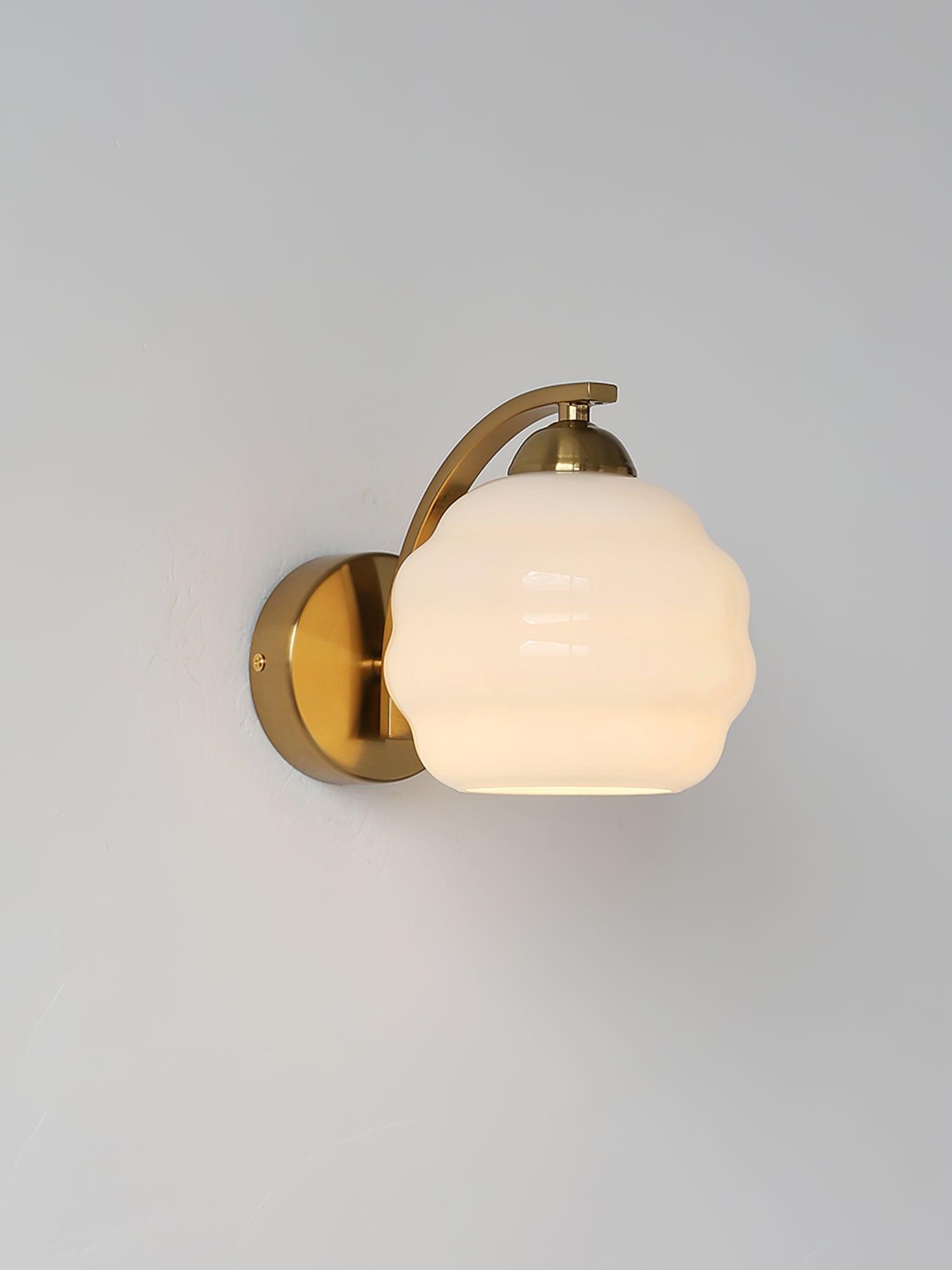 "Vintage Art Deco vegglampe i hvitt glass, kurvede konturer, tilgjengelig i gull og krom, elegant for moderne interiør."