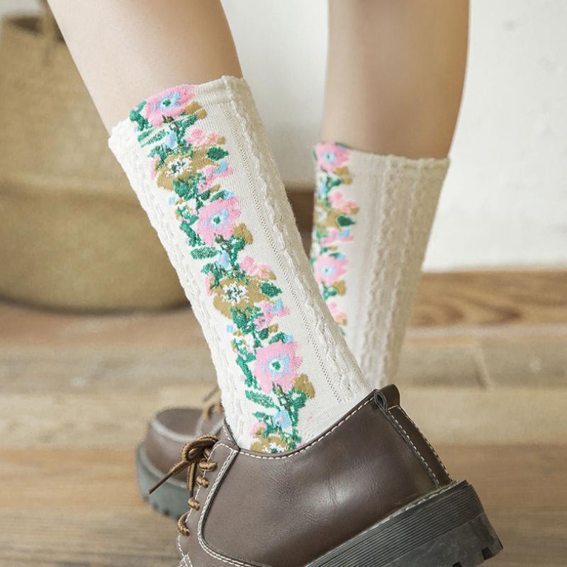 "Vintage blomstersokker: Fem par i ulike farger med intrikate blomsterbroderier, laget av pustende kjemmet bomull."