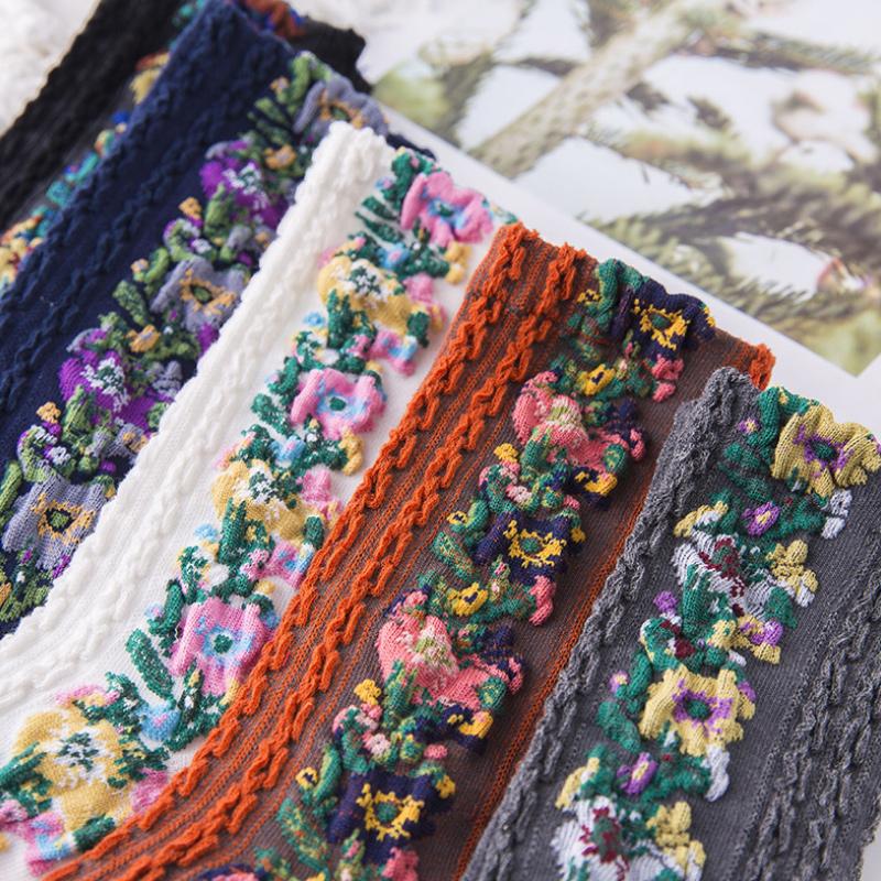 "Vintage blomstersokker: Fem par i ulike farger med intrikate blomsterbroderier, laget av pustende kjemmet bomull."