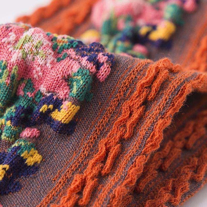 "Vintage blomstersokker: Fem par i ulike farger med intrikate blomsterbroderier, laget av pustende kjemmet bomull."
