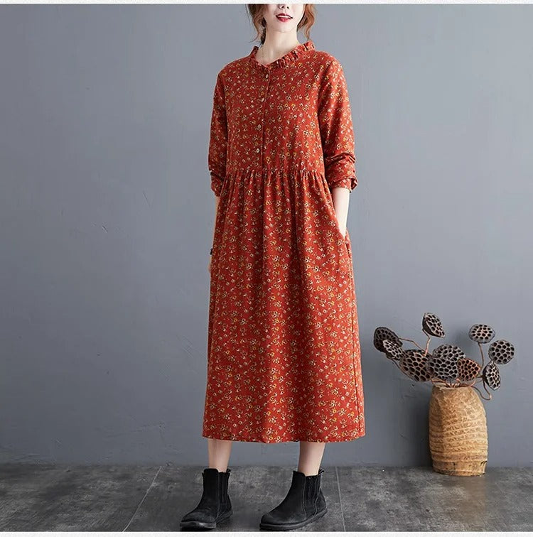 Feminin langermet vintagekjole i blomstret mønster med delikate volanger, ideell som fest- eller hverdagskjole.