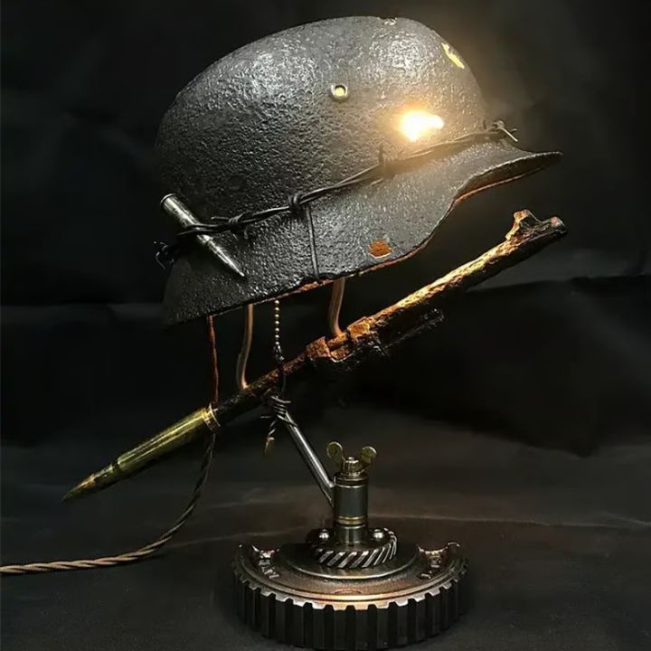 Vintage hjelmbordlampe som interiørdekorasjon i stue. Skaper nostalgisk stemning med LED-belysning.