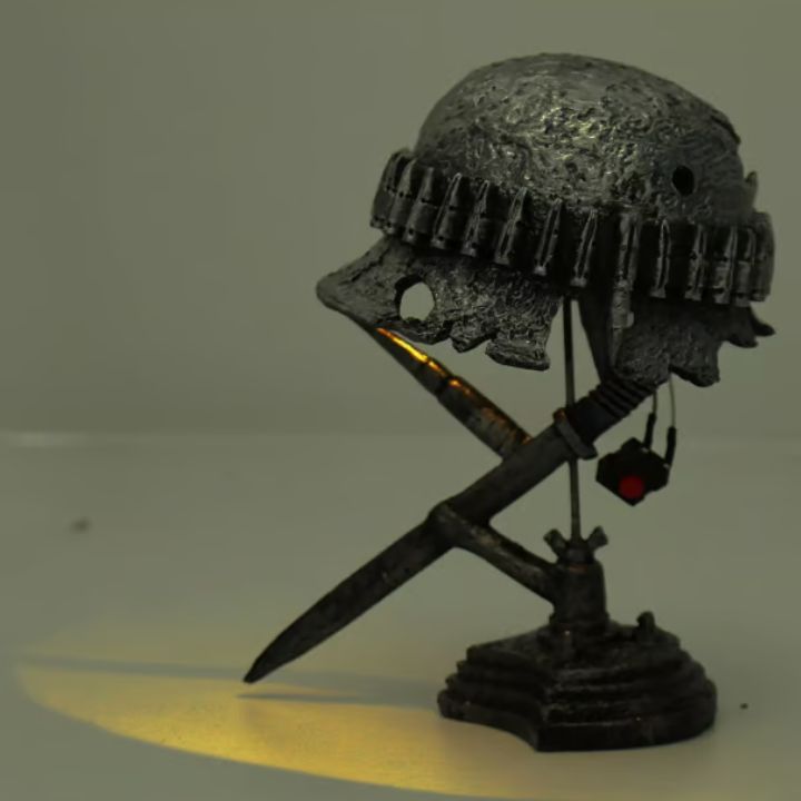 Retro bordlampe med unikt stålhjelmdesign sett fra siden. Perfekt som gave og hjemmedekor.